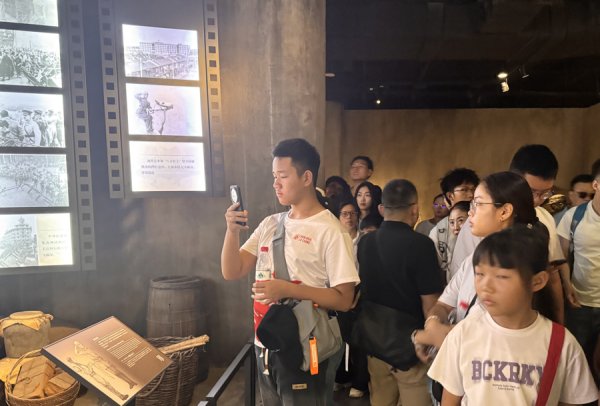 鼎宝融 新民侨梁 |法国华裔青少年上海行：为四行仓库“泪目”